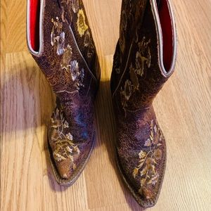 Macie Bean children’s boots . Gently used worn few times for church .